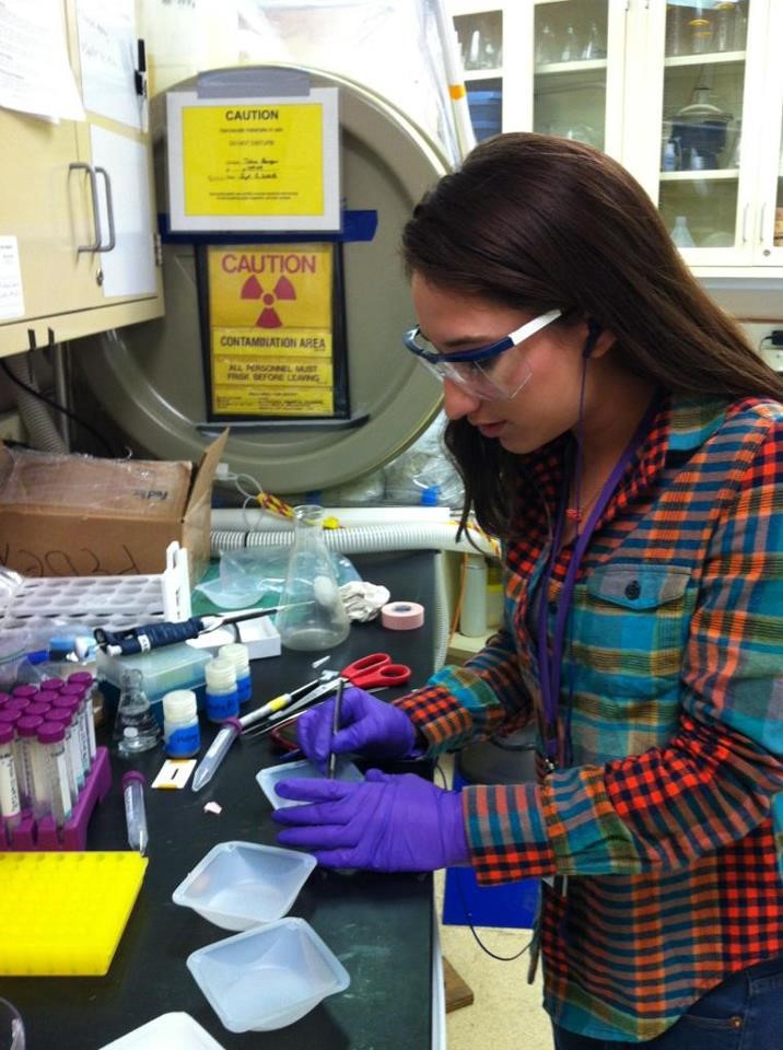 Farfan preparing samples at the Stanford Synchrotron Radiation Lightsource. (Photo: courtesy of Farfan)